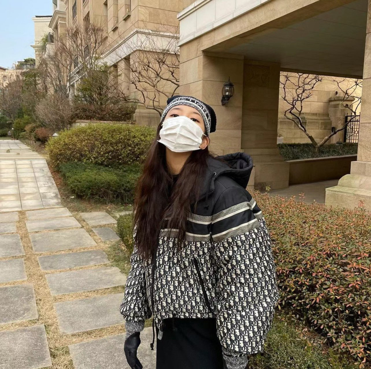 سترة سوداء بيضاء