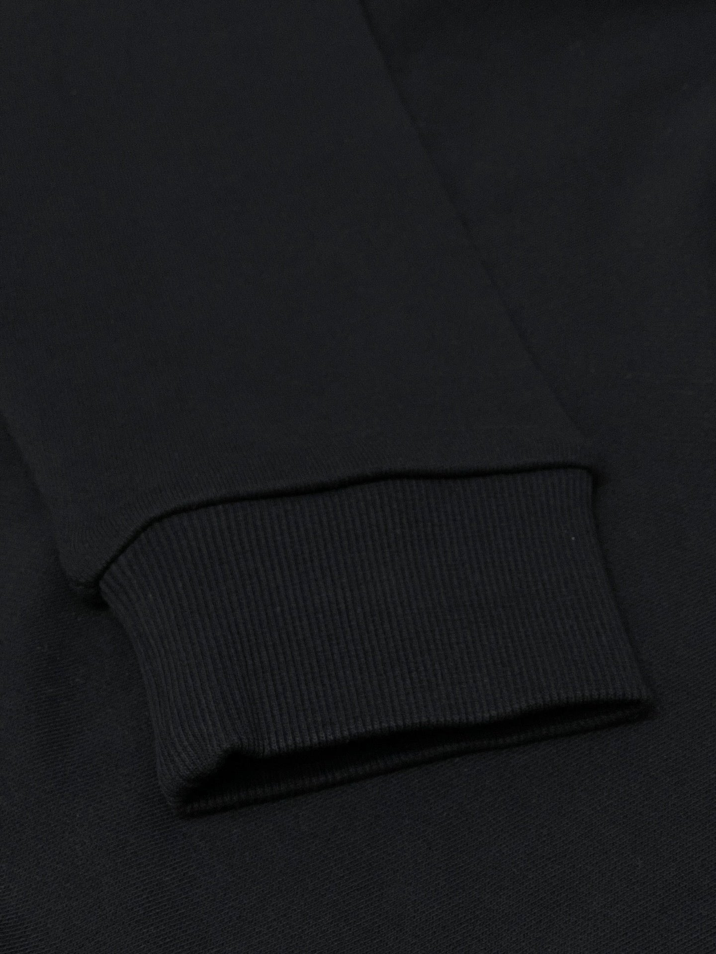 Sudadera con capucha en blanco y negro