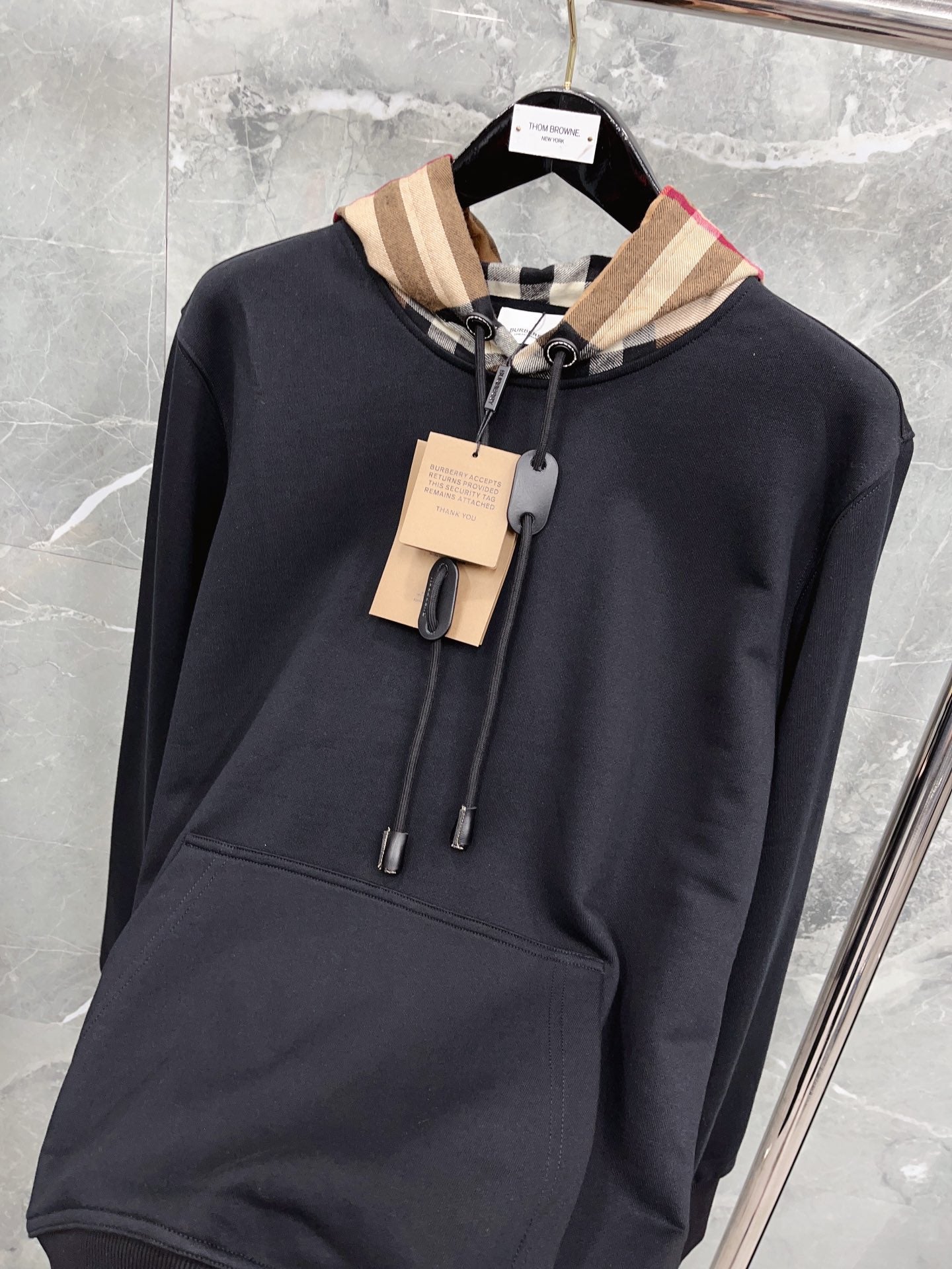 Sudadera con capucha negra, azul oscuro, gris y caqui