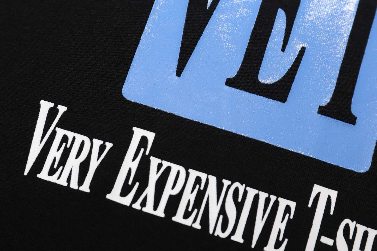 Weißes und schwarzes T-Shirt