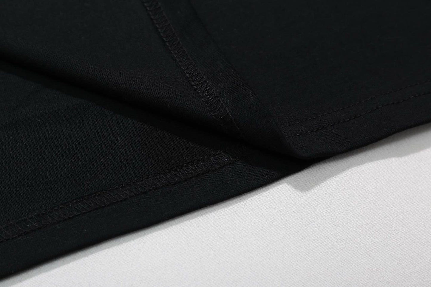 Weißes und schwarzes T-Shirt