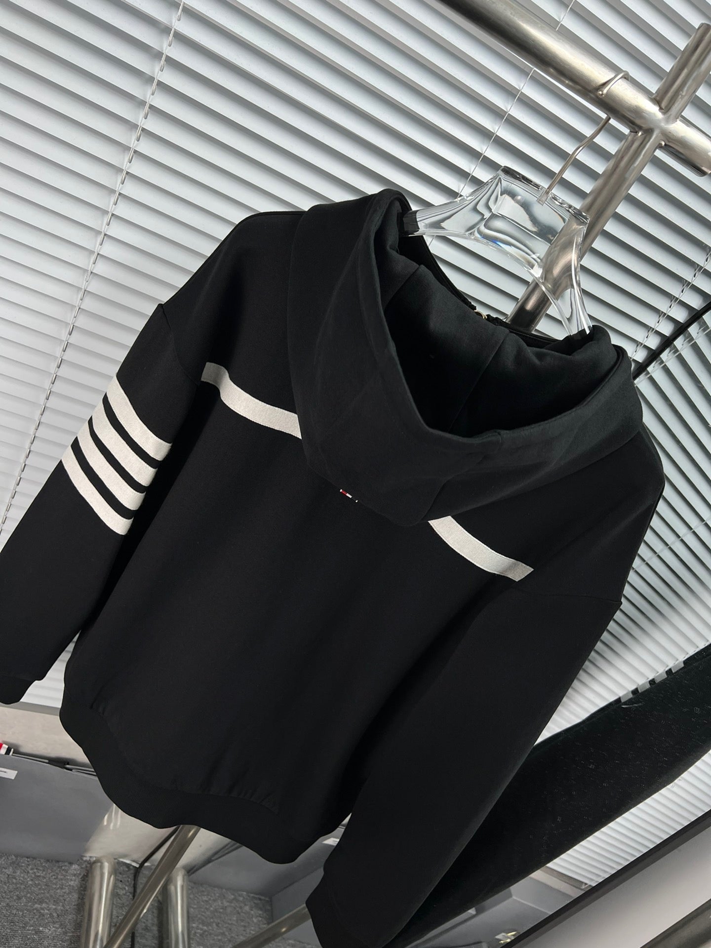 Dunkelblaue und schwarze Jacke