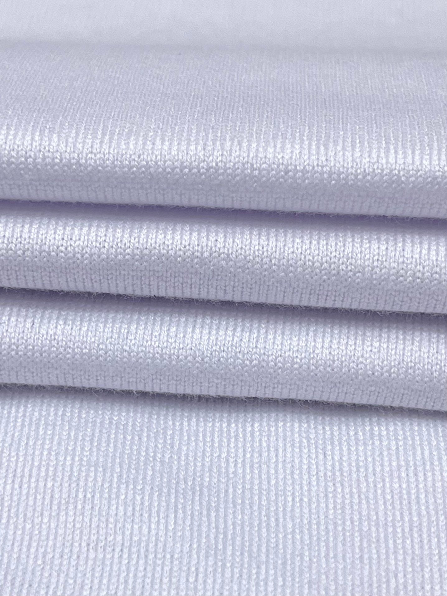 Schwarzes, weißes, grünes und blaues T-Shirt