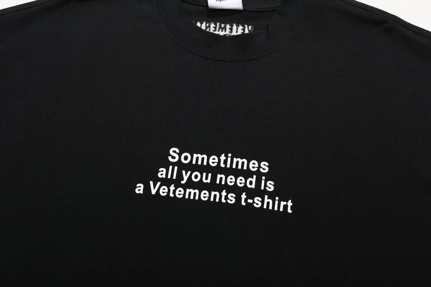 Weißes und schwarzes T-Shirt