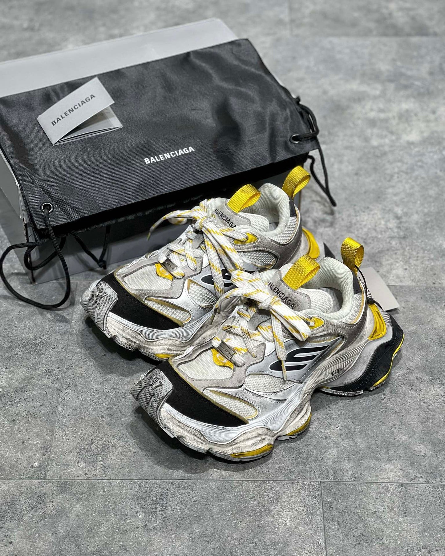 Silbergelbe Schuhe