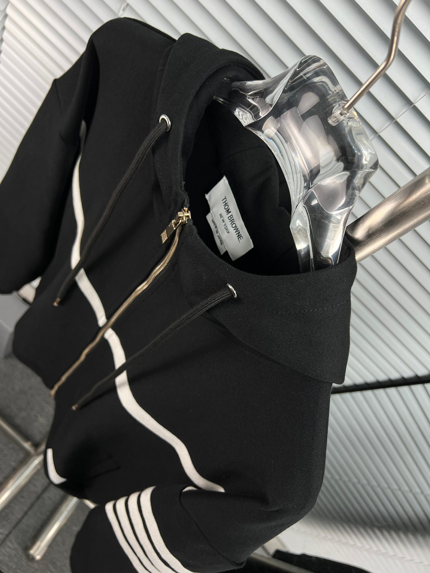 Dunkelblaue und schwarze Jacke