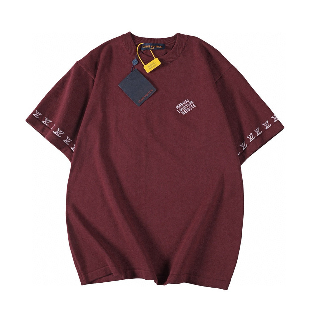 Bordeauxrotes T-Shirt