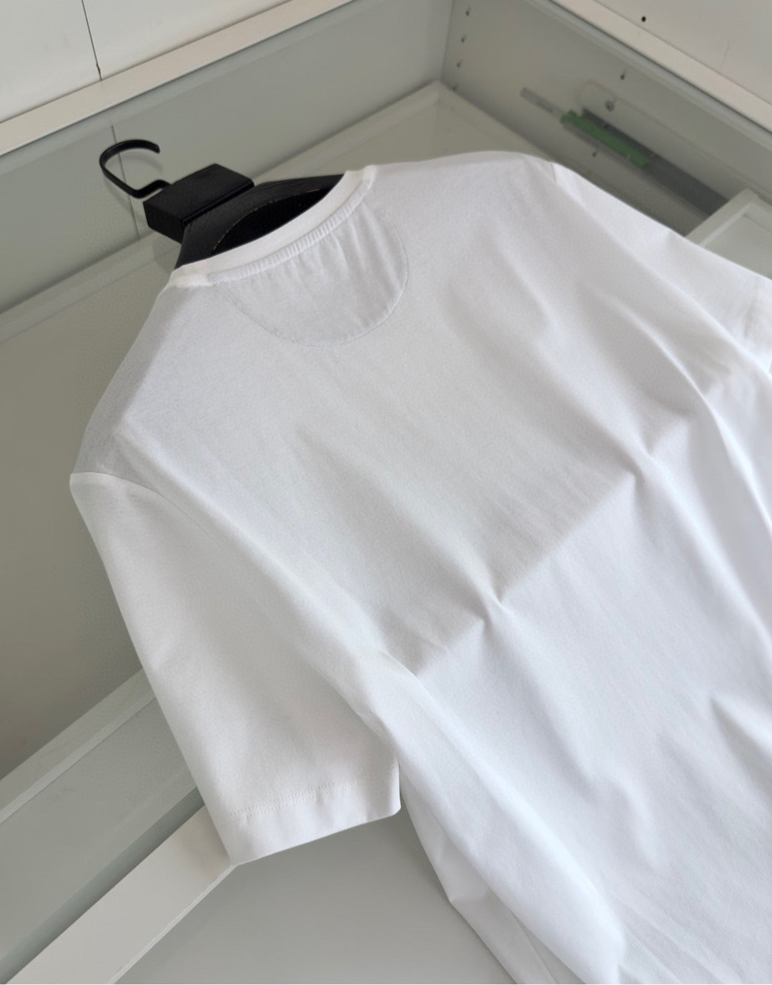 Schwarz-weißes T-Shirt