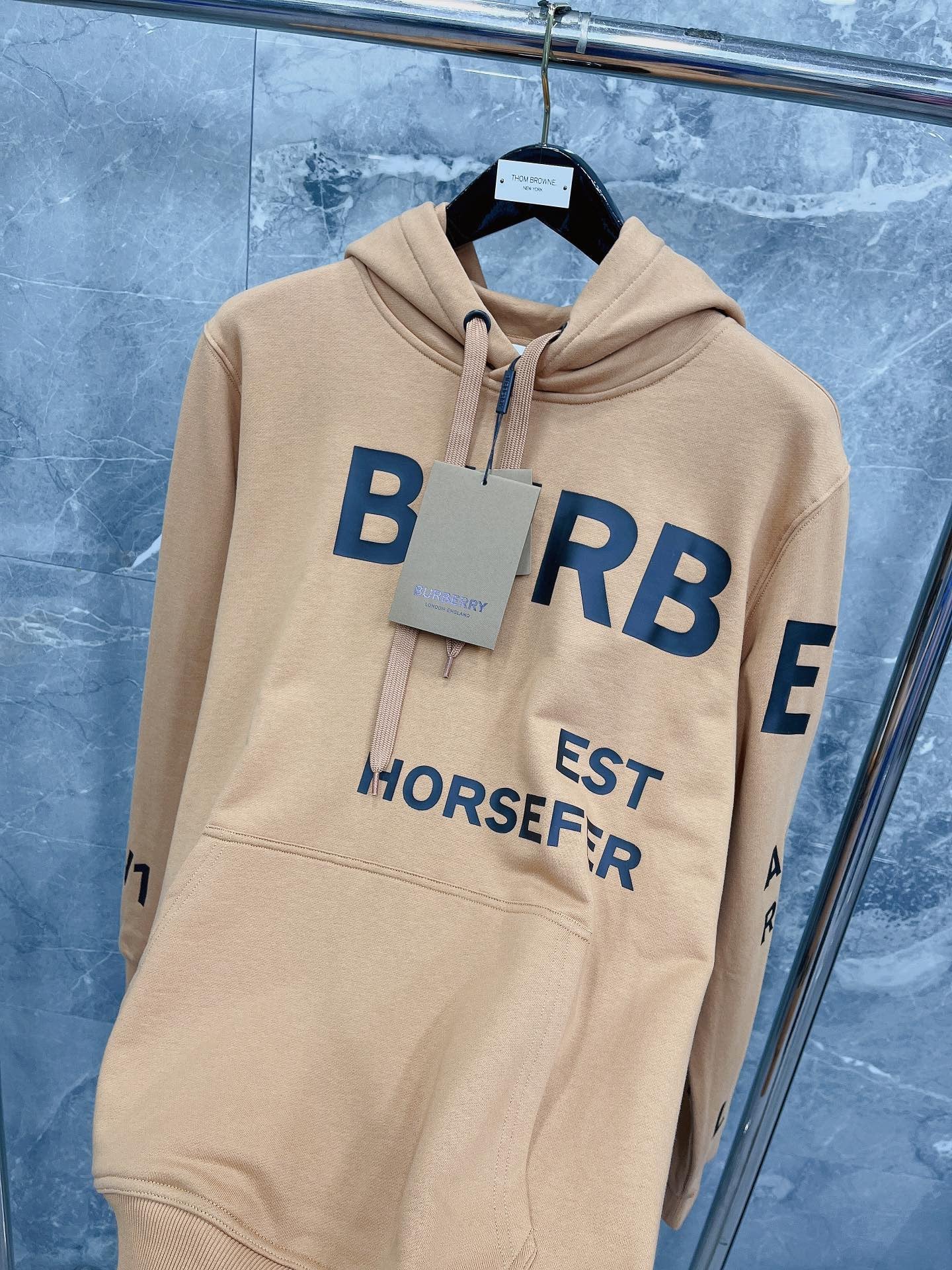 Sudadera con capucha negra, naranja claro y blanca
