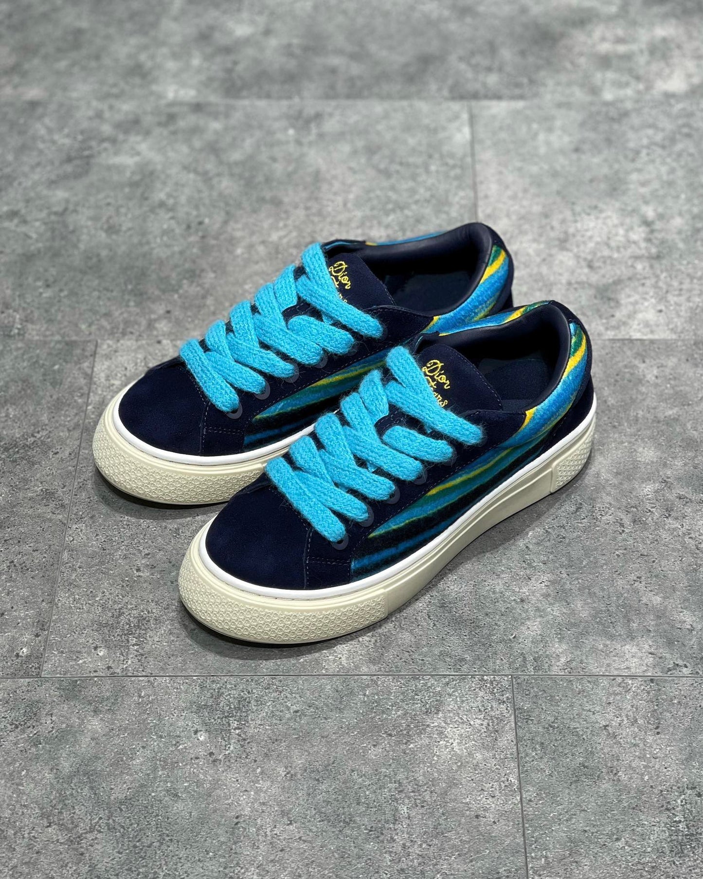 Mehrfarbige Schuhe