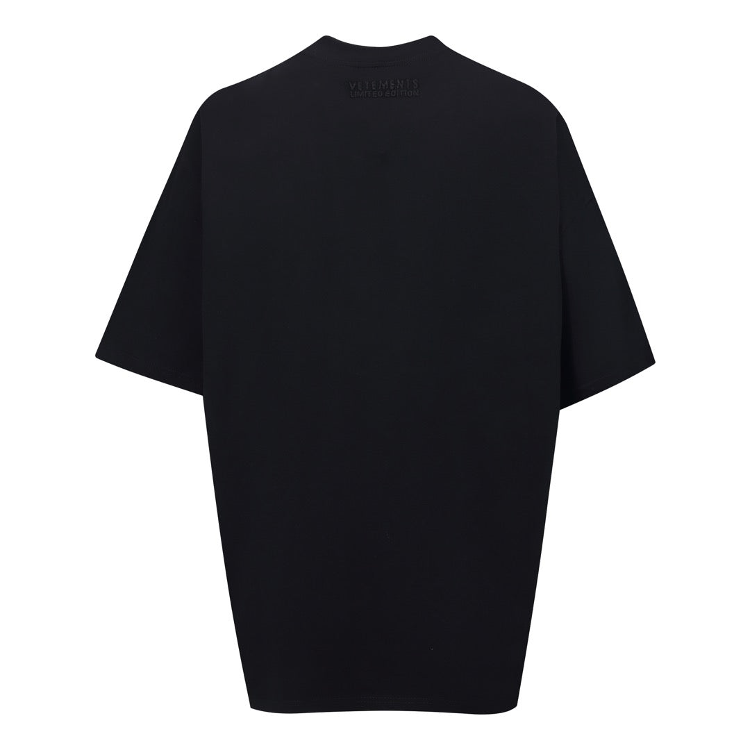 Weißes und schwarzes T-Shirt