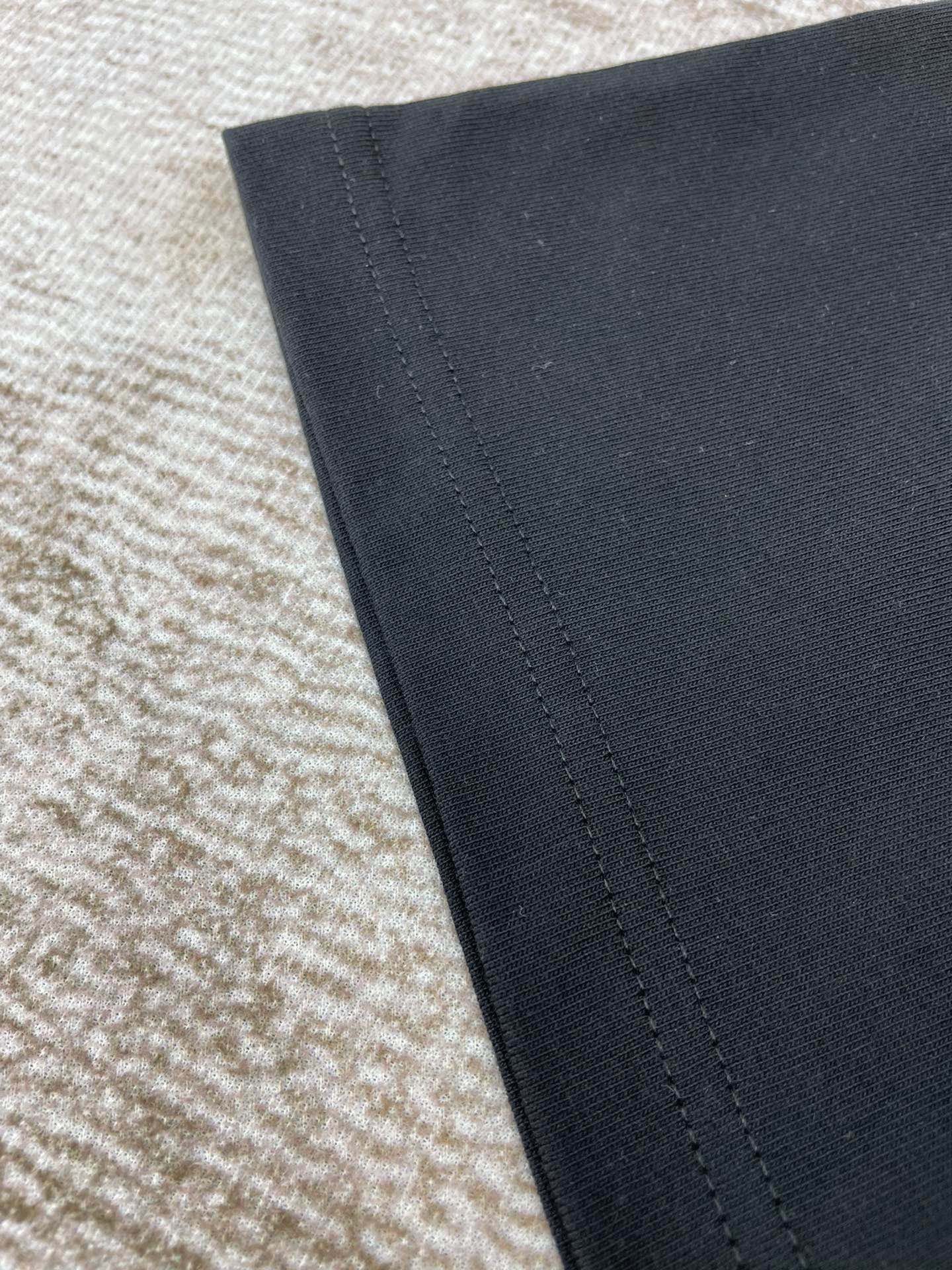 camiseta negra