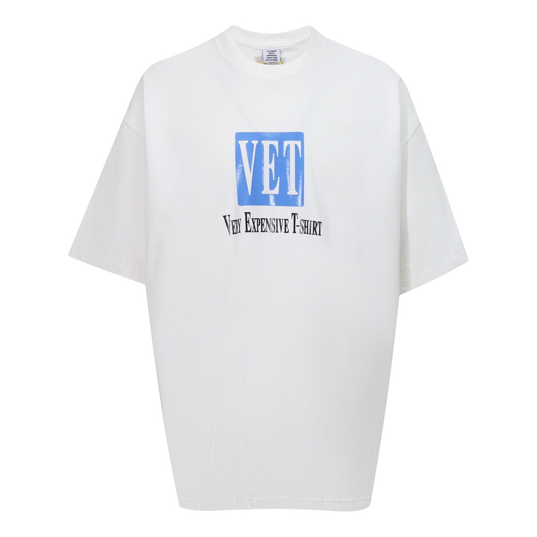 Weißes und schwarzes T-Shirt