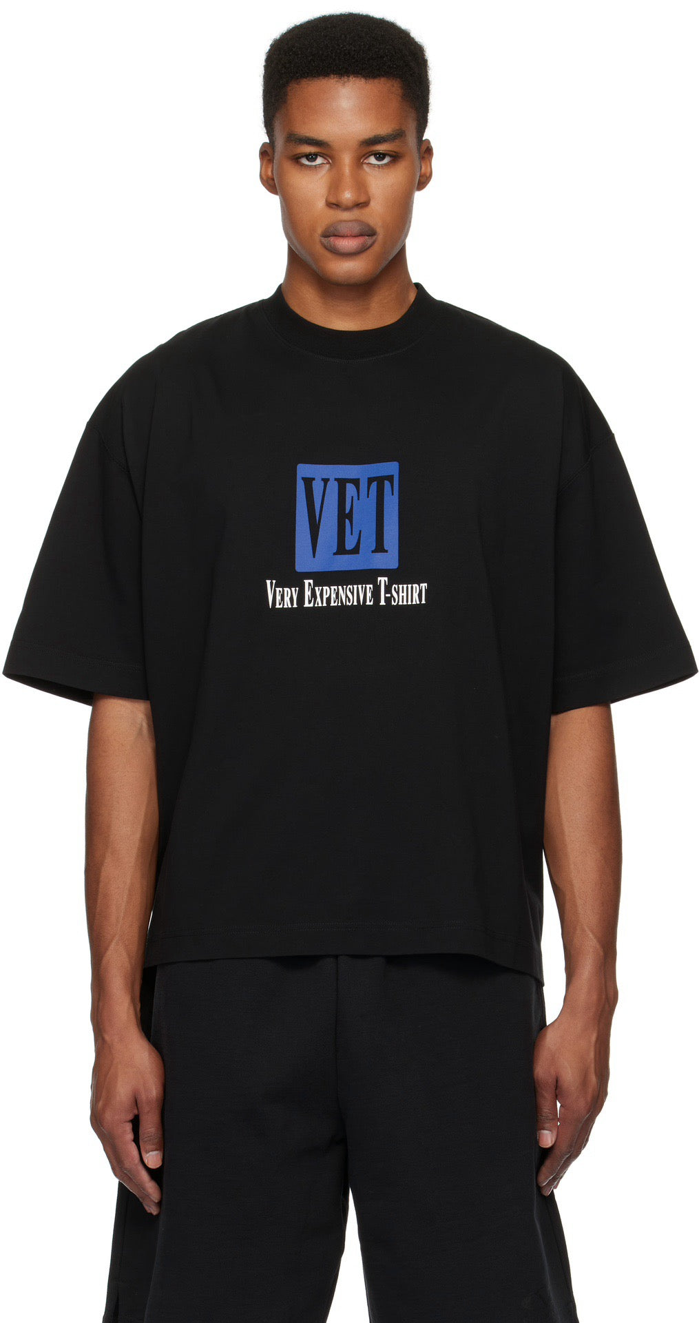 Weißes und schwarzes T-Shirt