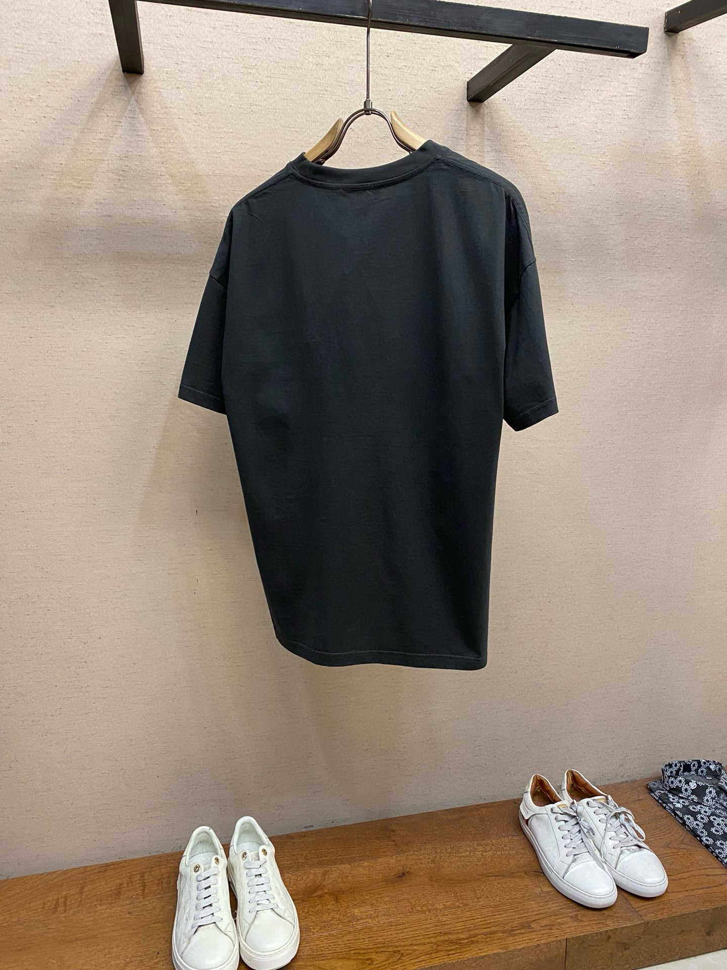 Schwarzes und grünes T-Shirt