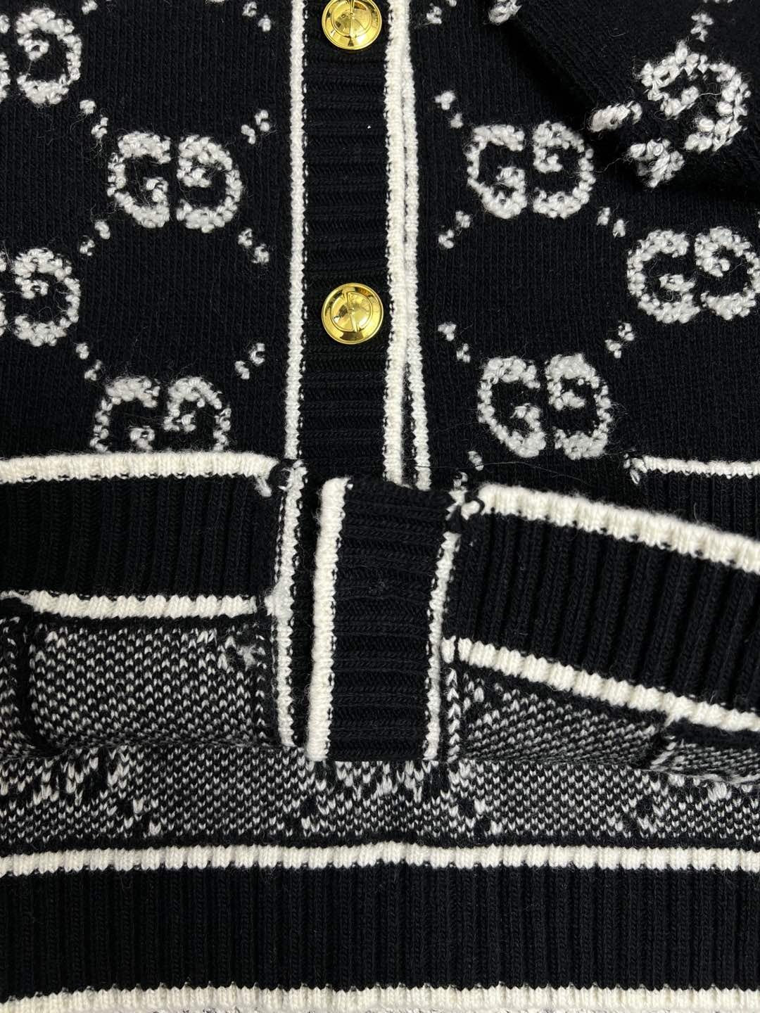 Schwarze und graue Jacke