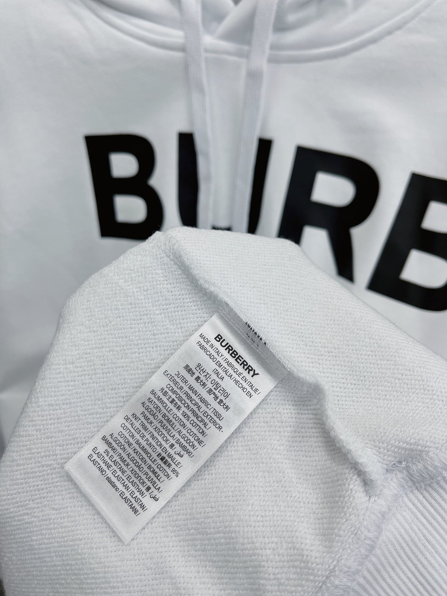 Sudadera con capucha negra, naranja claro y blanca