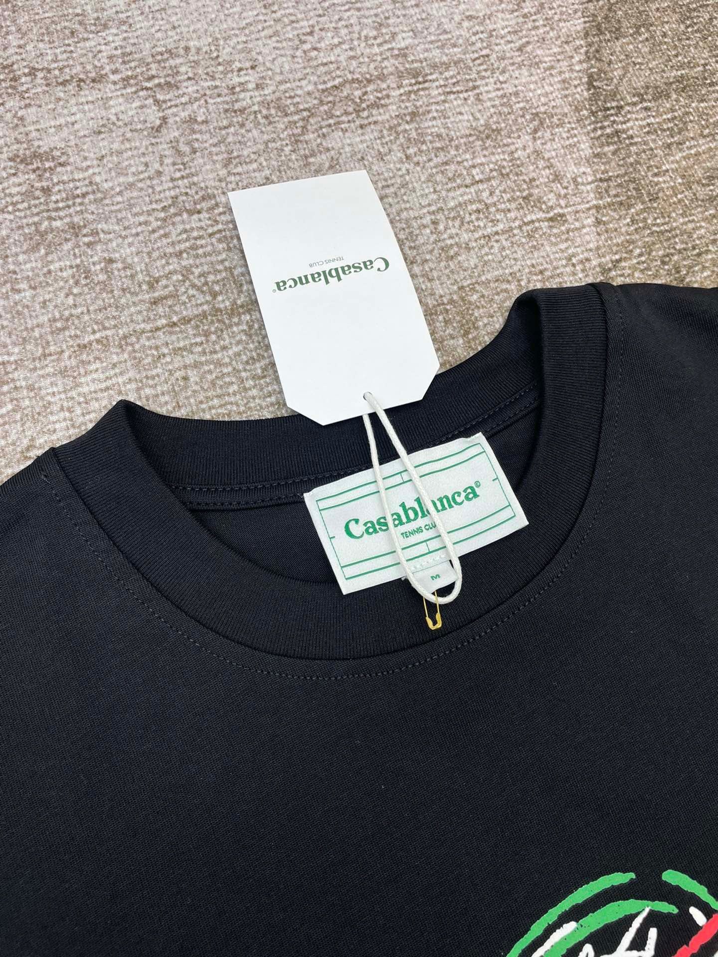 camiseta negra