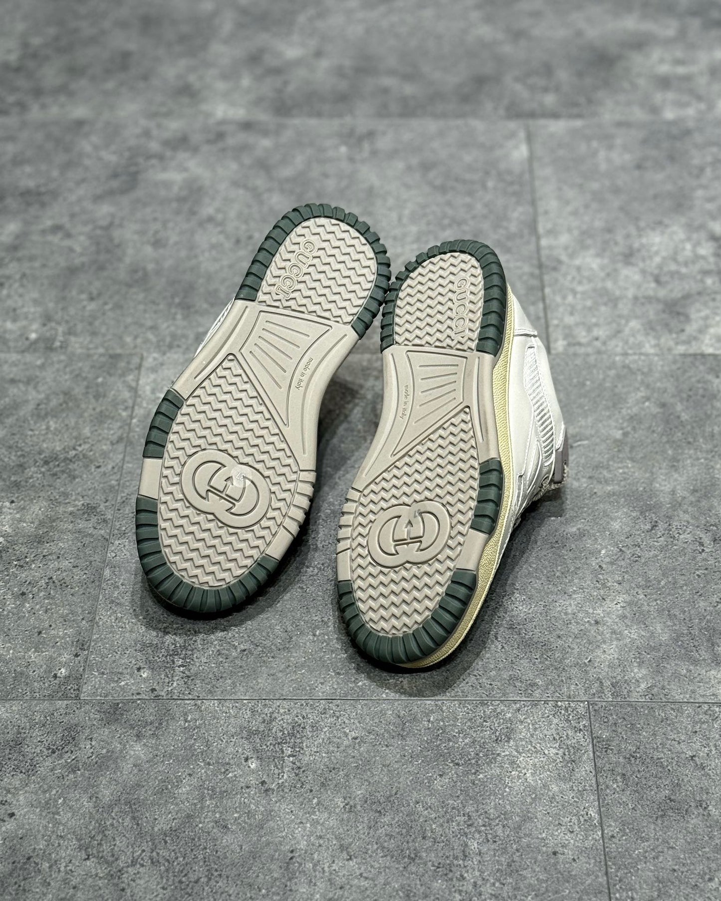 Weißgraue Schuhe