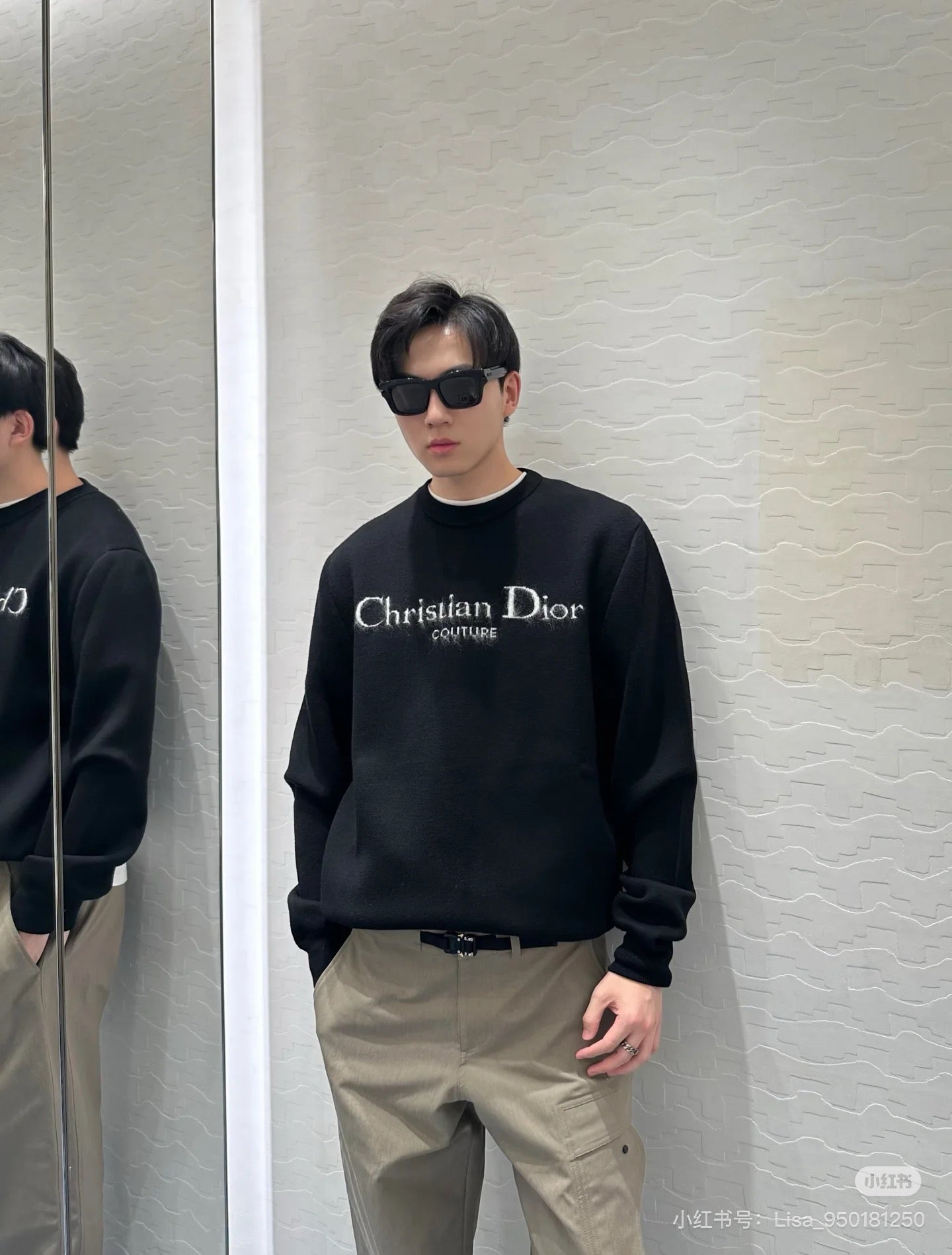 Schwarzes und himmelblaues Sweatshirt