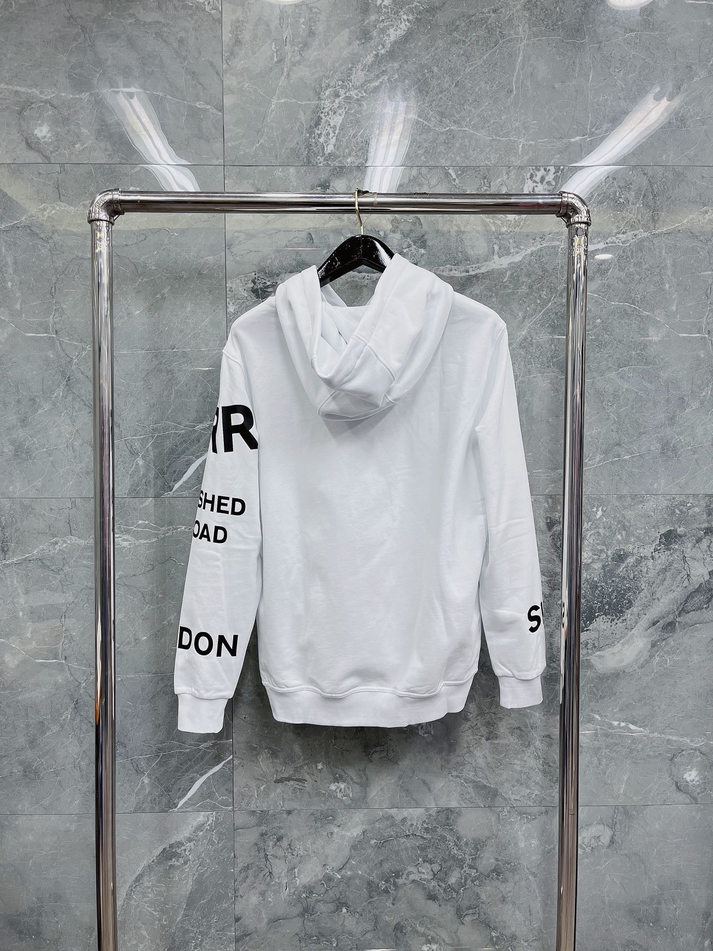 Sudadera con capucha negra, naranja claro y blanca