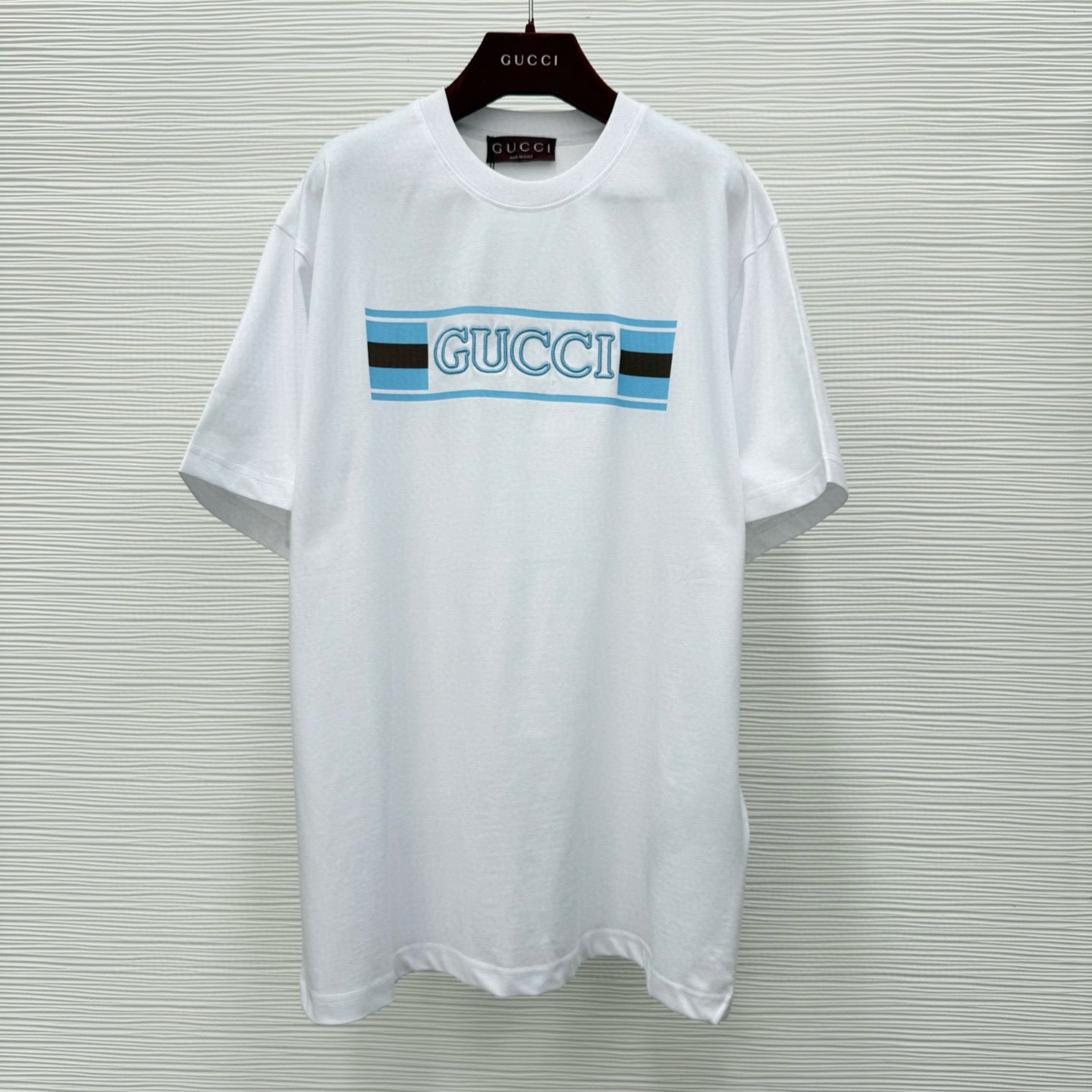 Schwarz-weißes T-Shirt