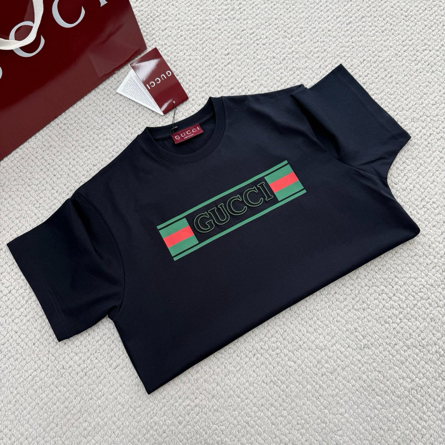 Schwarz-weißes T-Shirt
