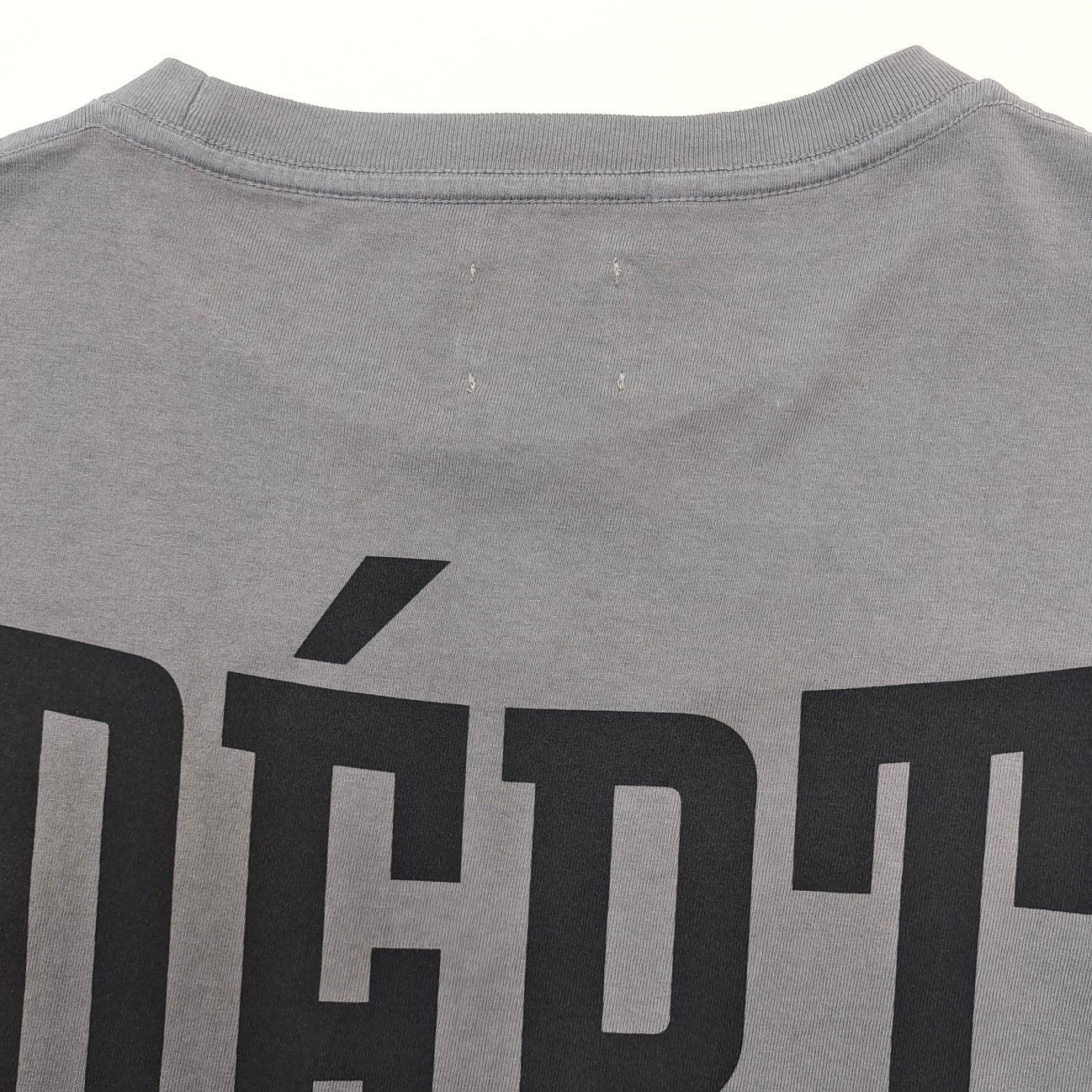 camiseta gris