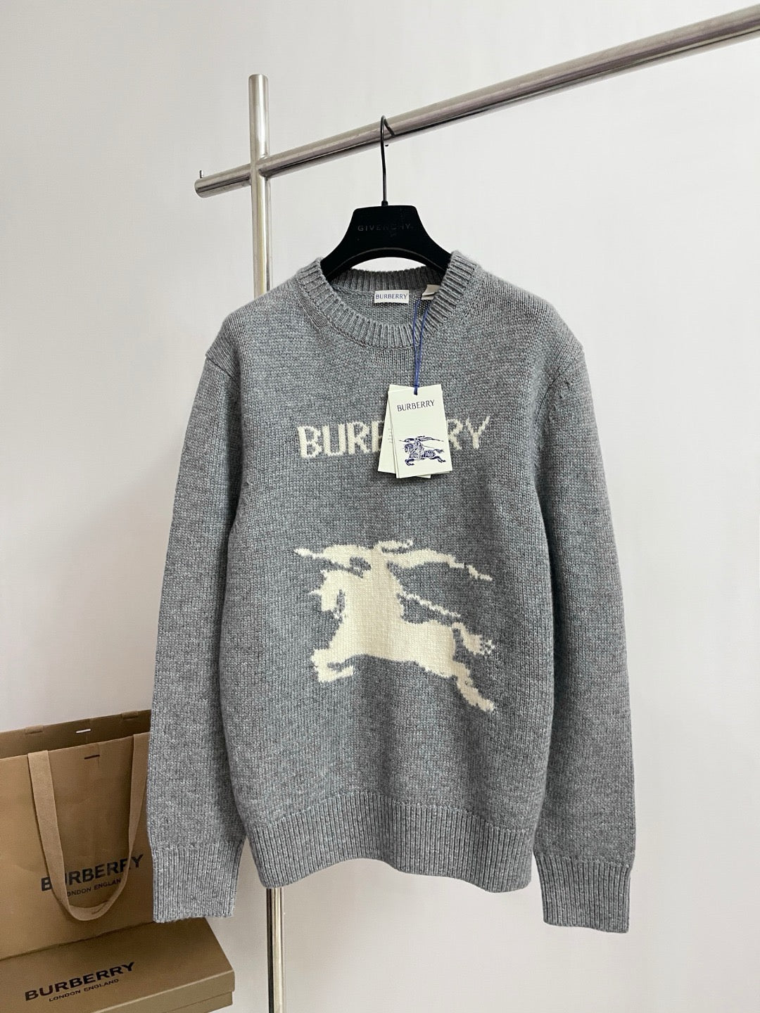 Jersey negro y gris