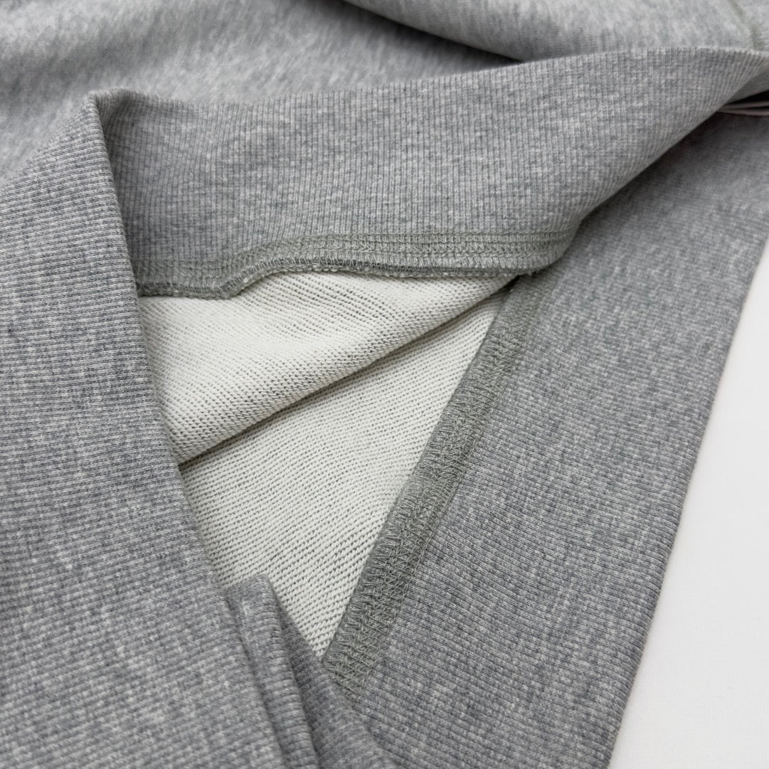 Sudadera negra y gris