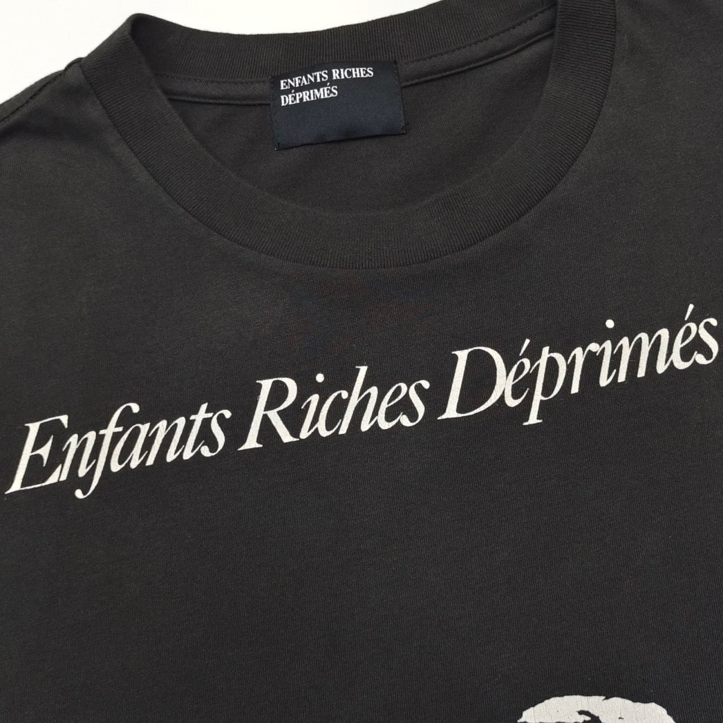 camiseta negra