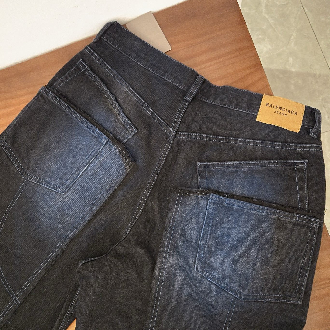 Schwarz-blaue Hose