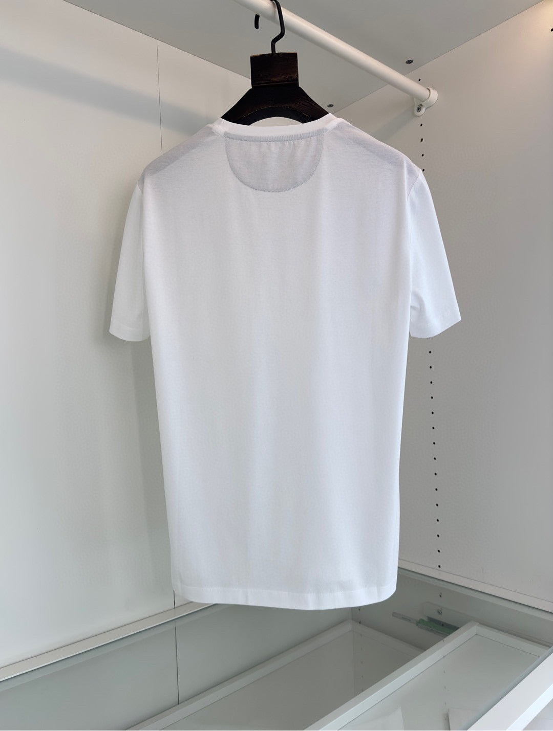 Schwarz-weißes T-Shirt