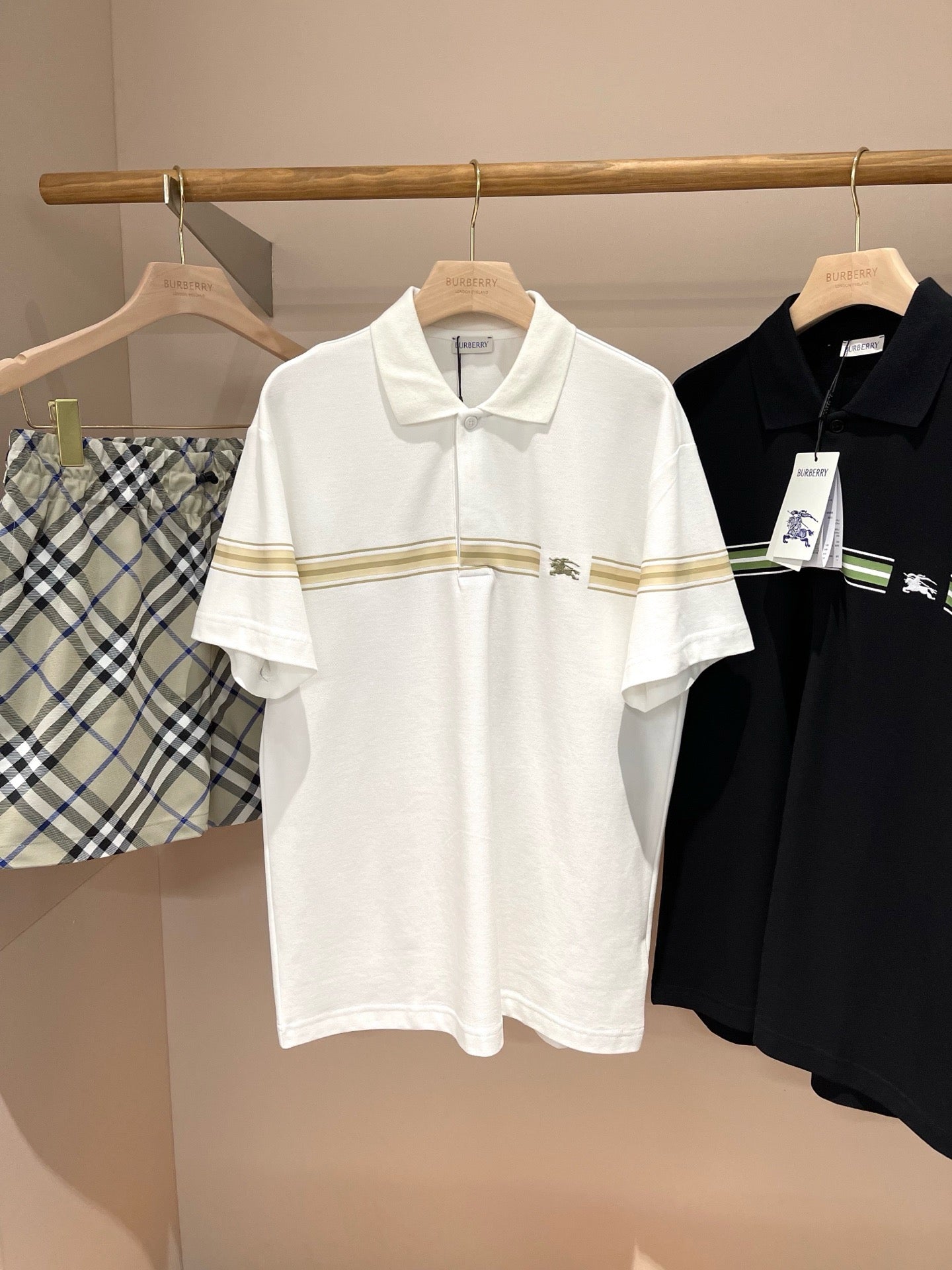 Polo blanco y negro