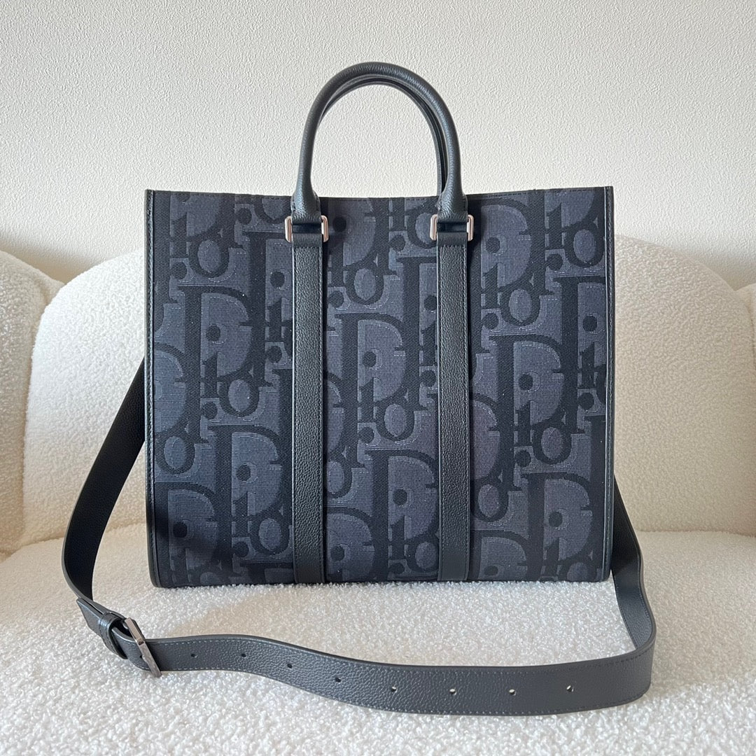 Blaue und schwarzgraue Tasche