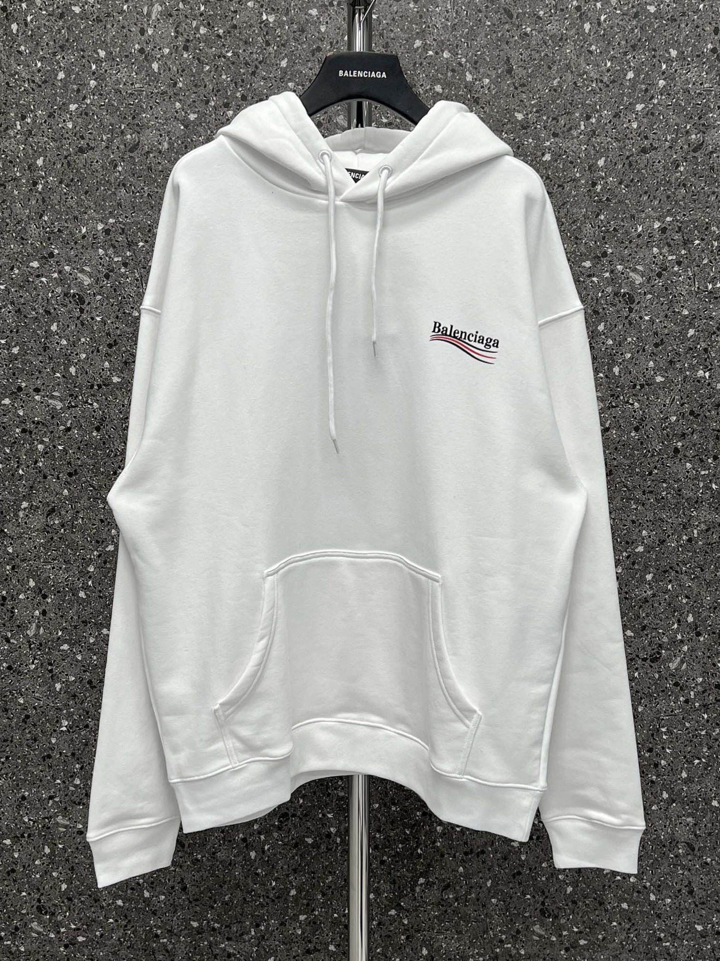 Sudadera con capucha blanca y negra