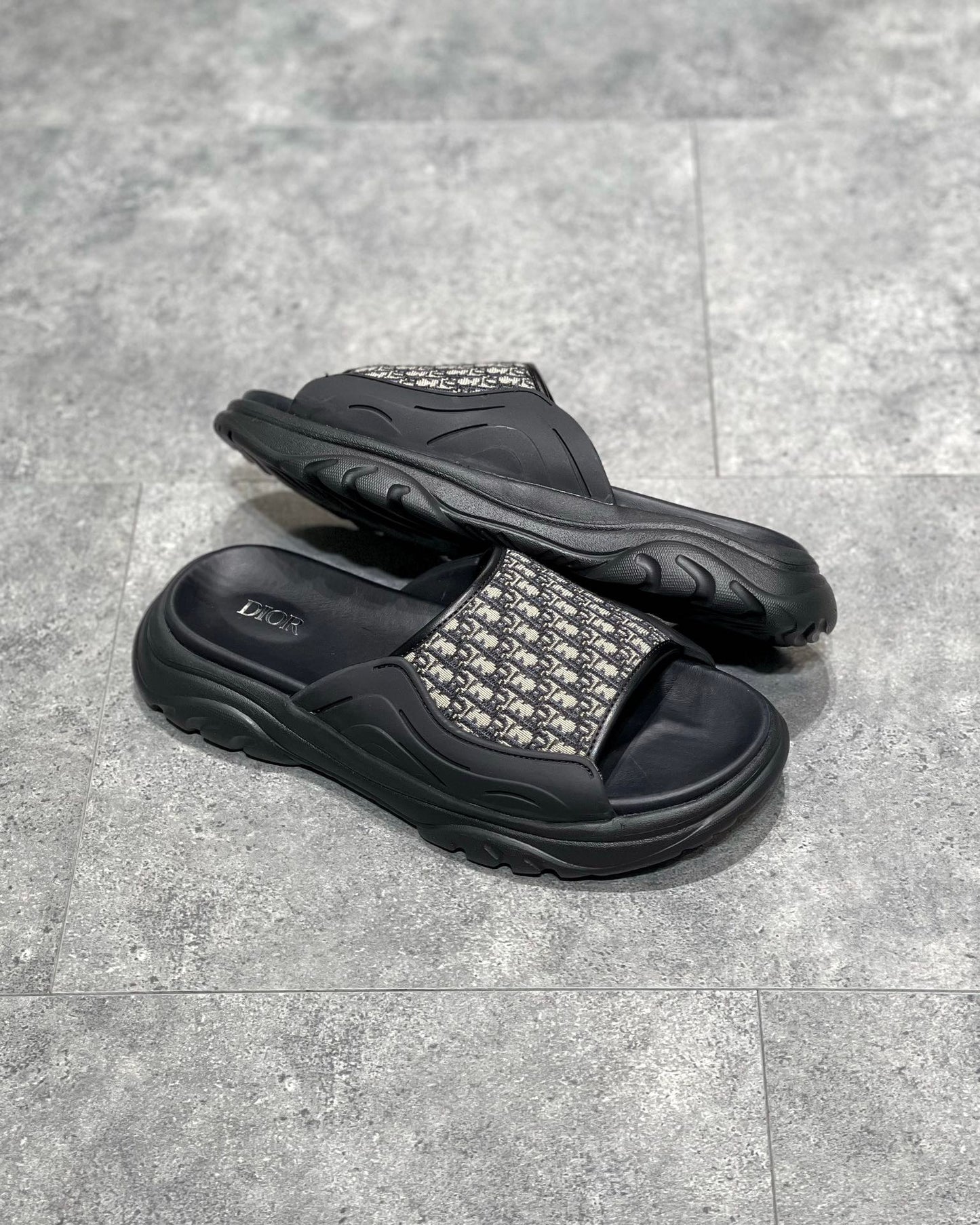 Schwarze und graue Schuhe