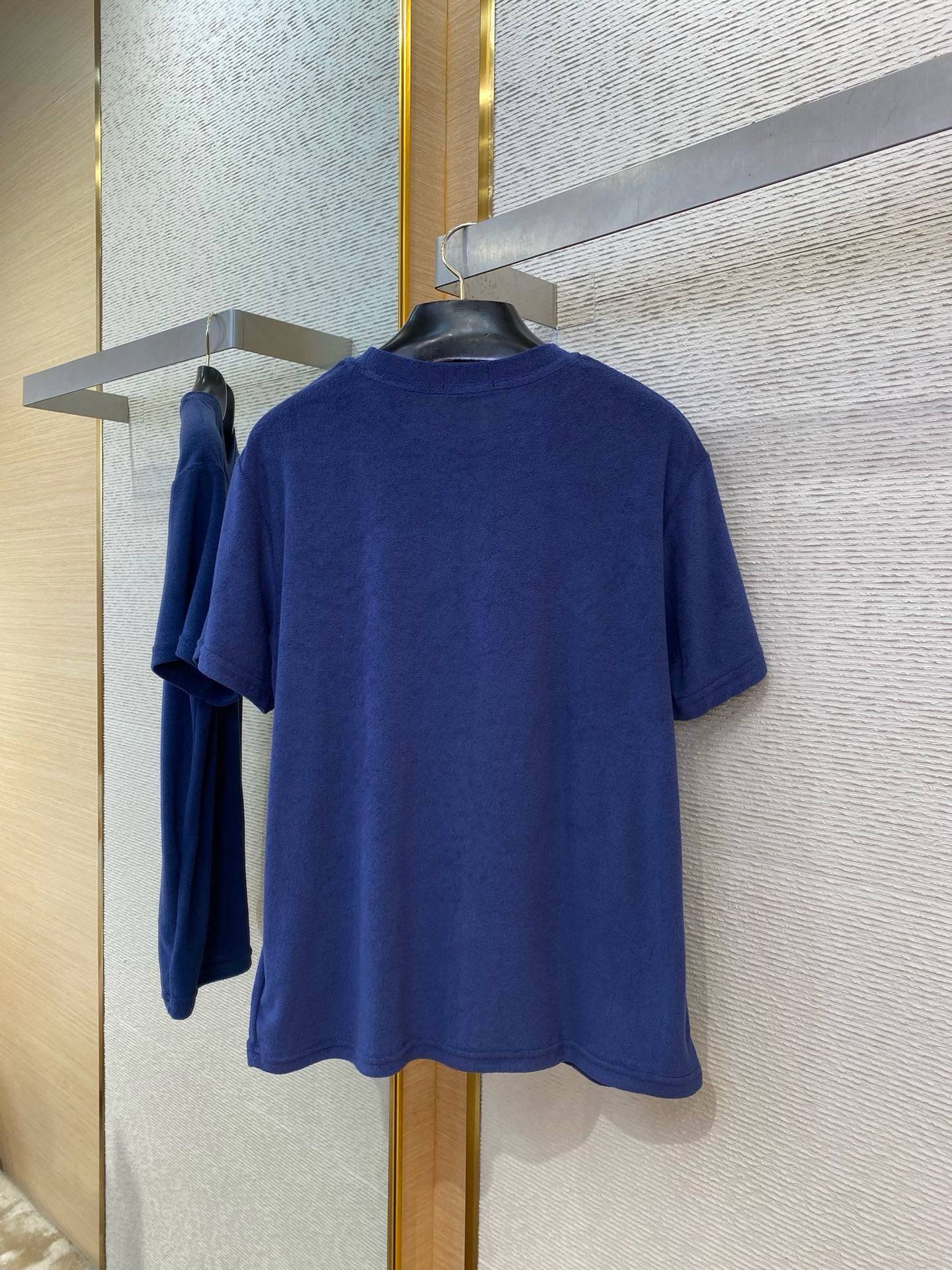 Camiseta blanca y azul