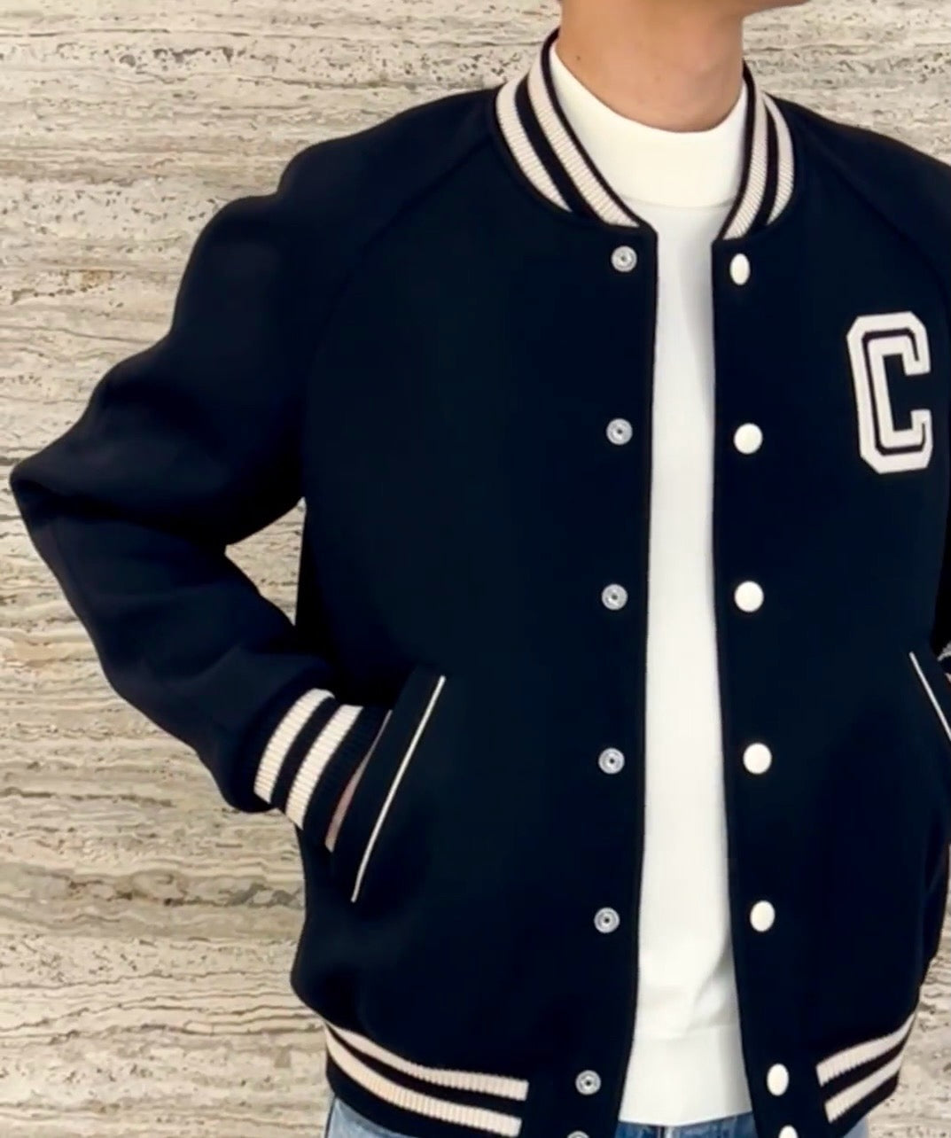 Chaqueta blanca y negra