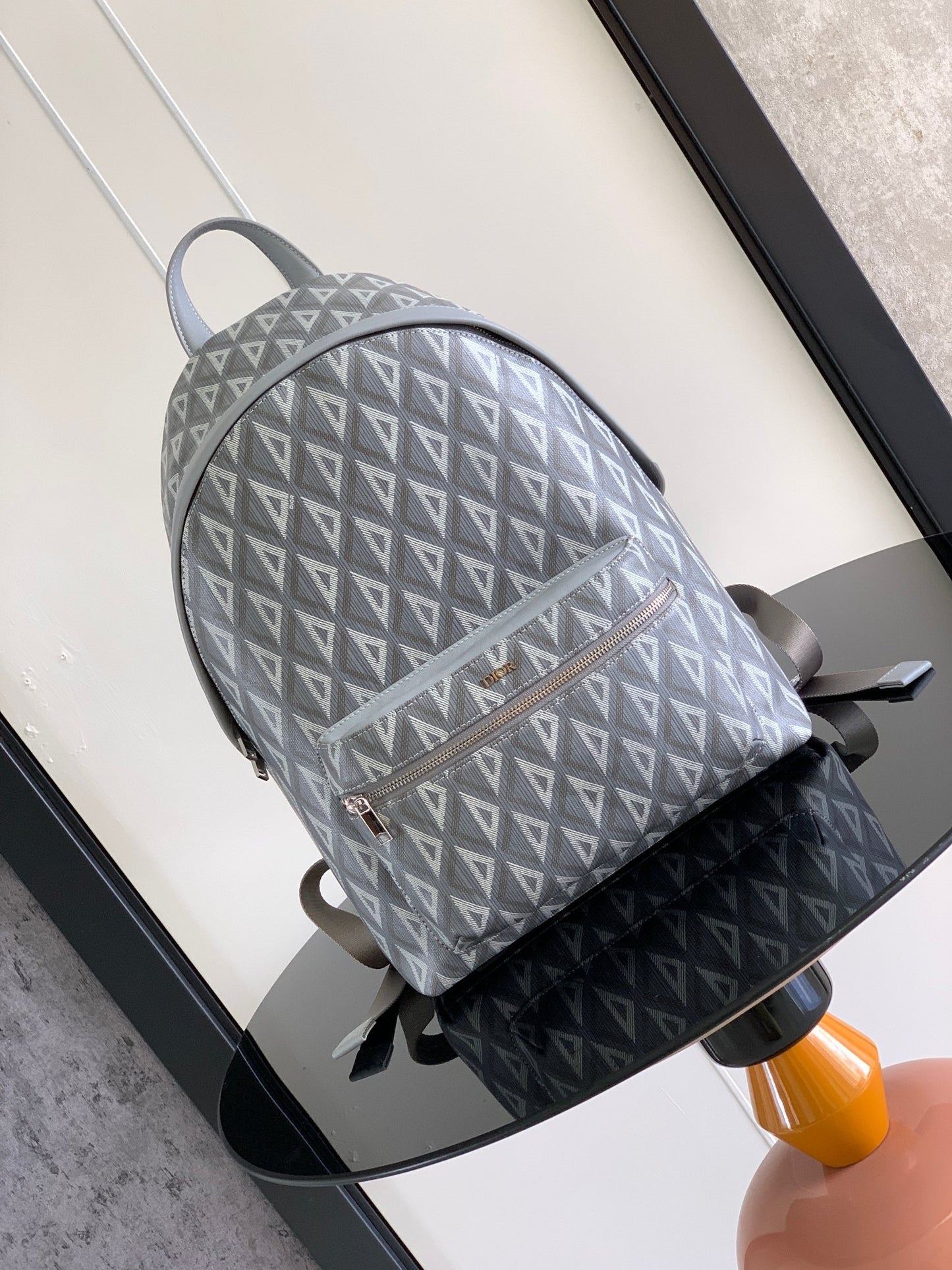 Schwarze und graue Tasche
