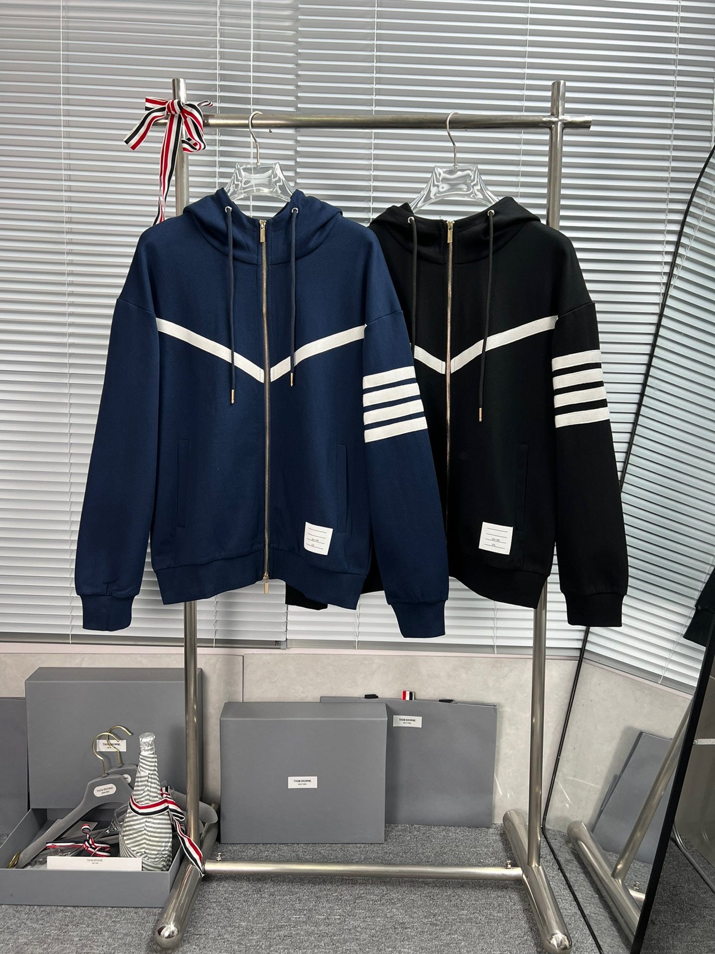 Dunkelblaue und schwarze Jacke