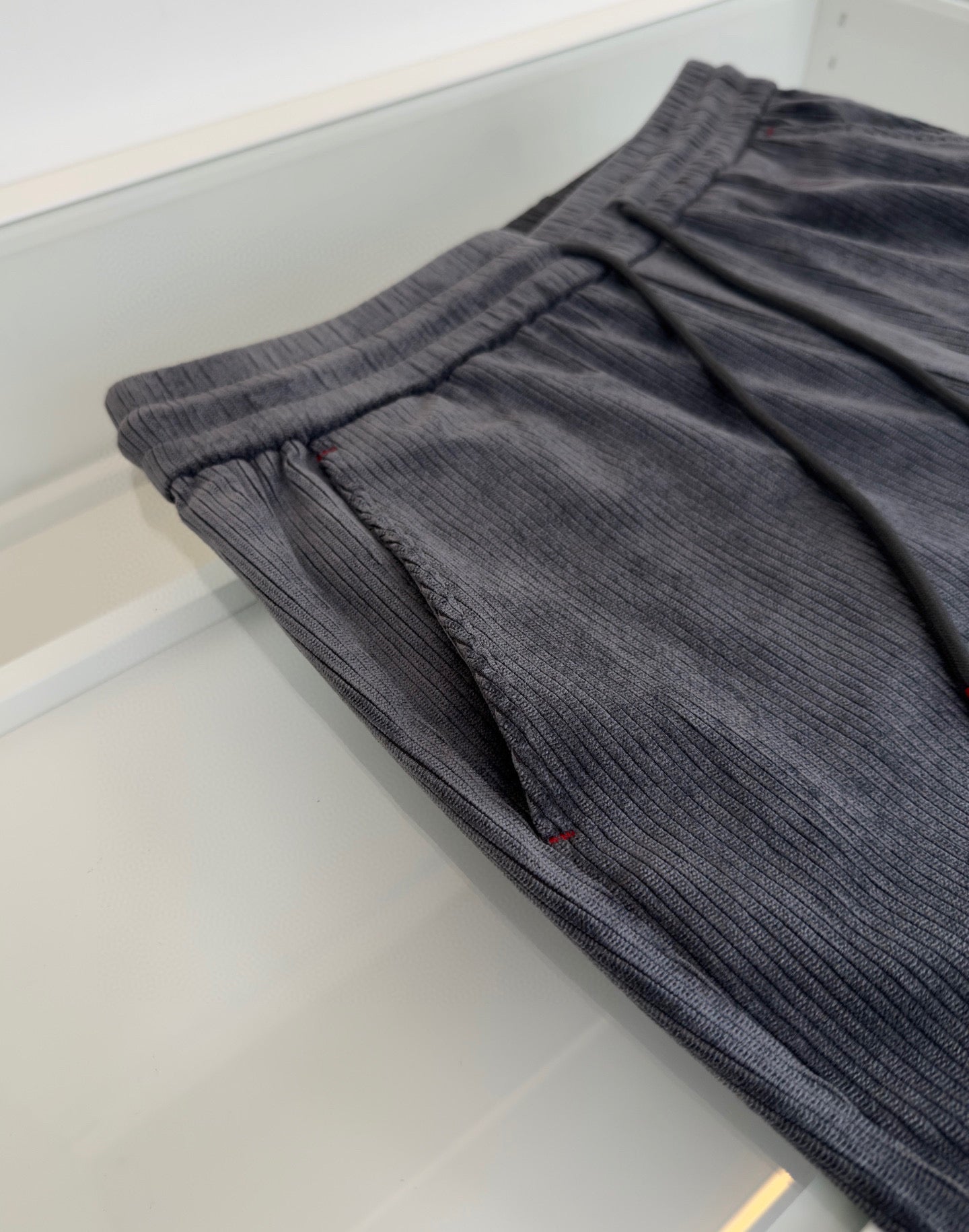 Dunkelblaue und schwarze Hose