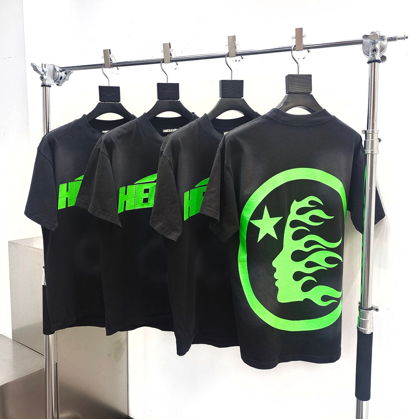Schwarz-grünes T-Shirt