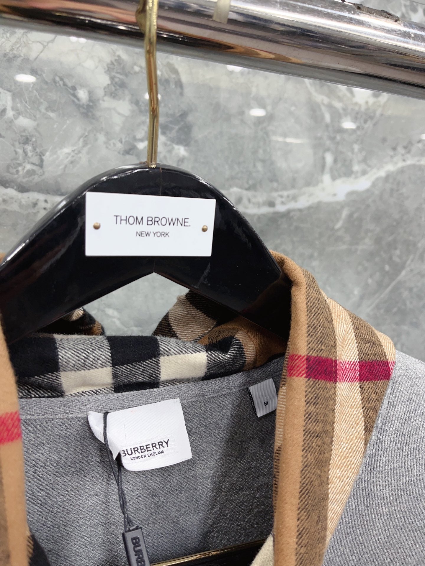 Sudadera con capucha negra, azul oscuro, gris y caqui