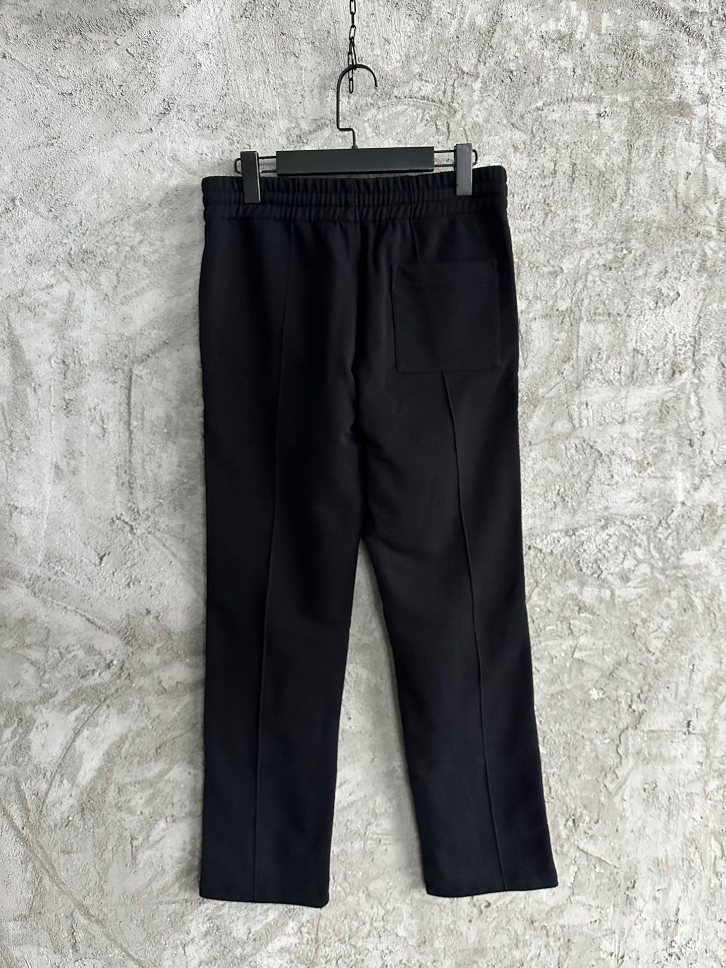 Weiße und schwarze Hose