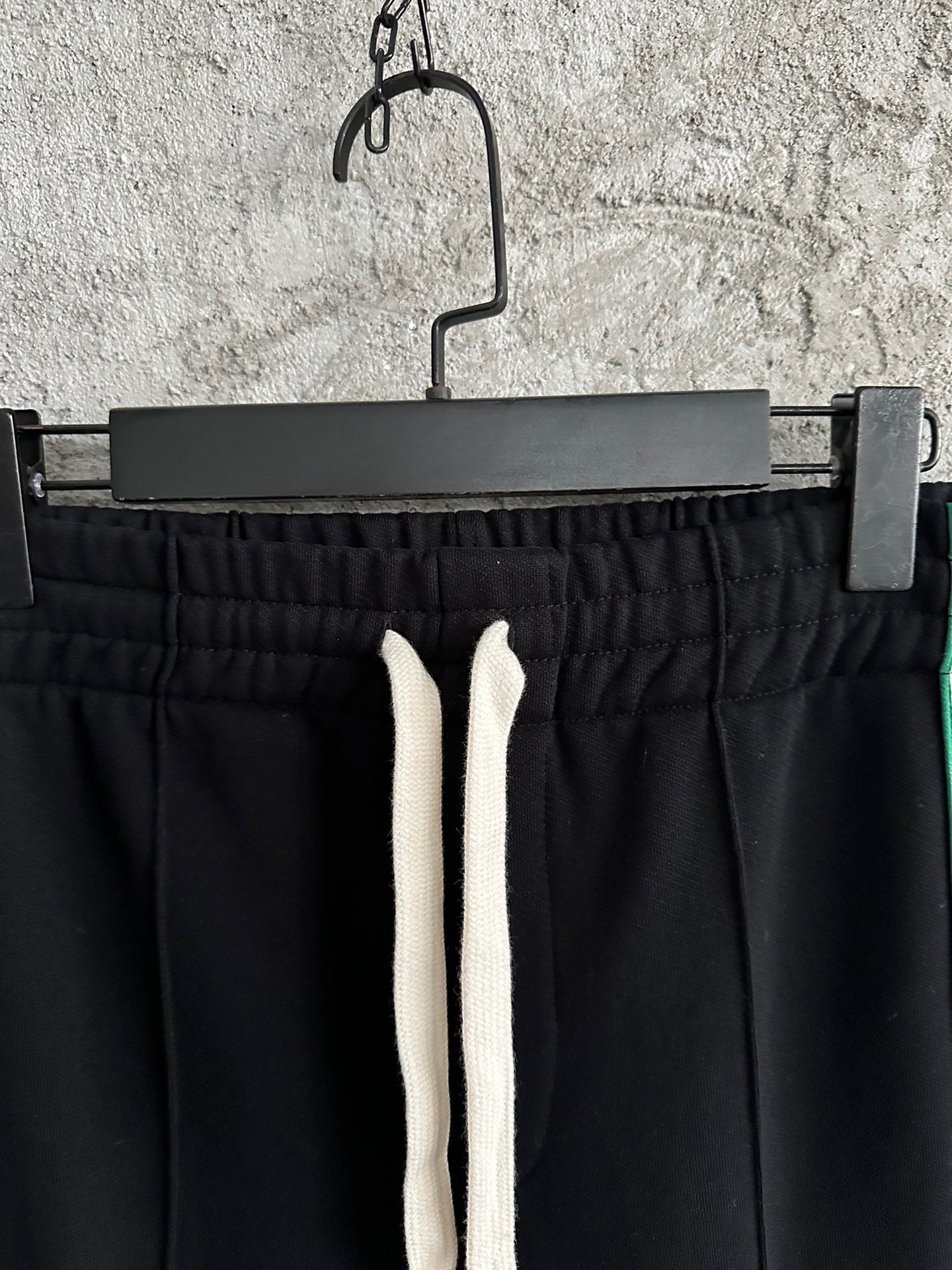 Weiße und schwarze Hose