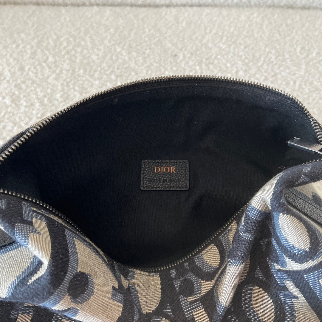 Blaue und schwarzgraue Tasche