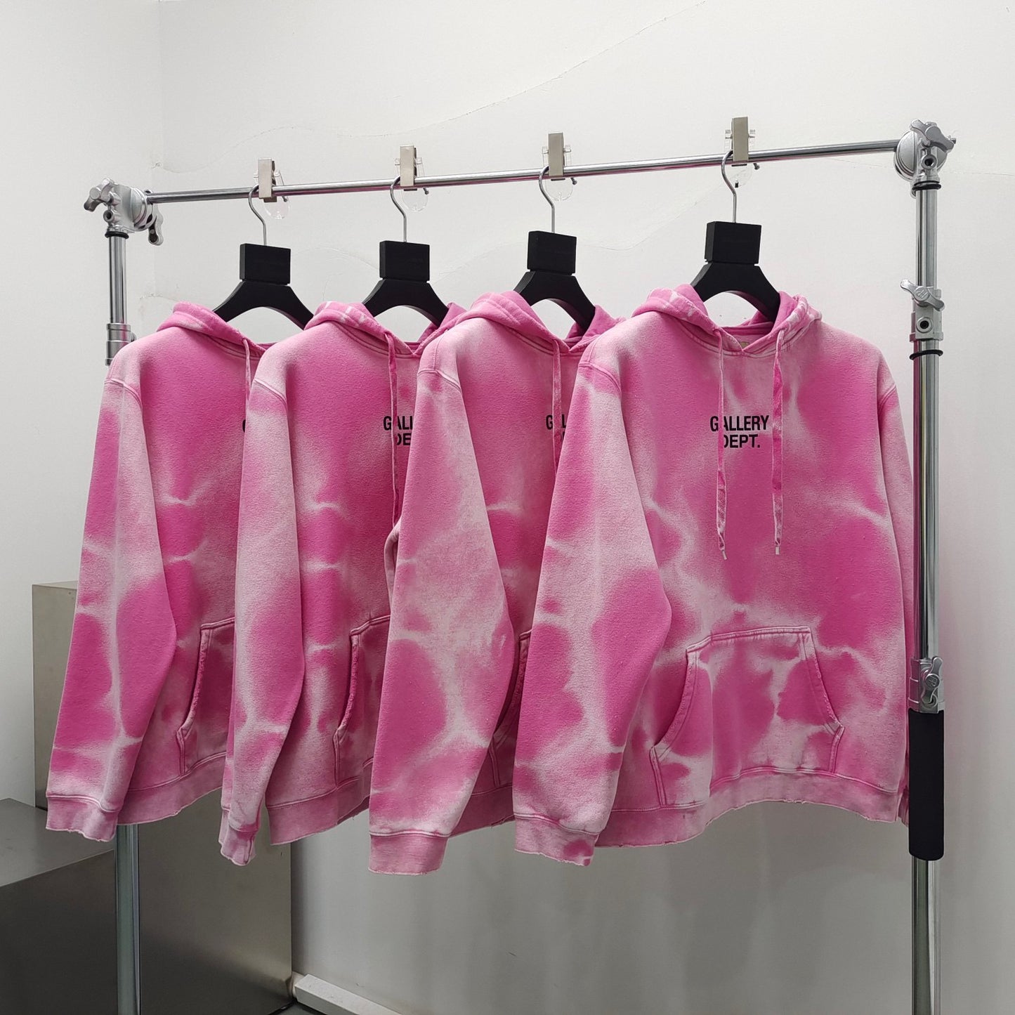 Sudadera con capucha amarilla y rosa