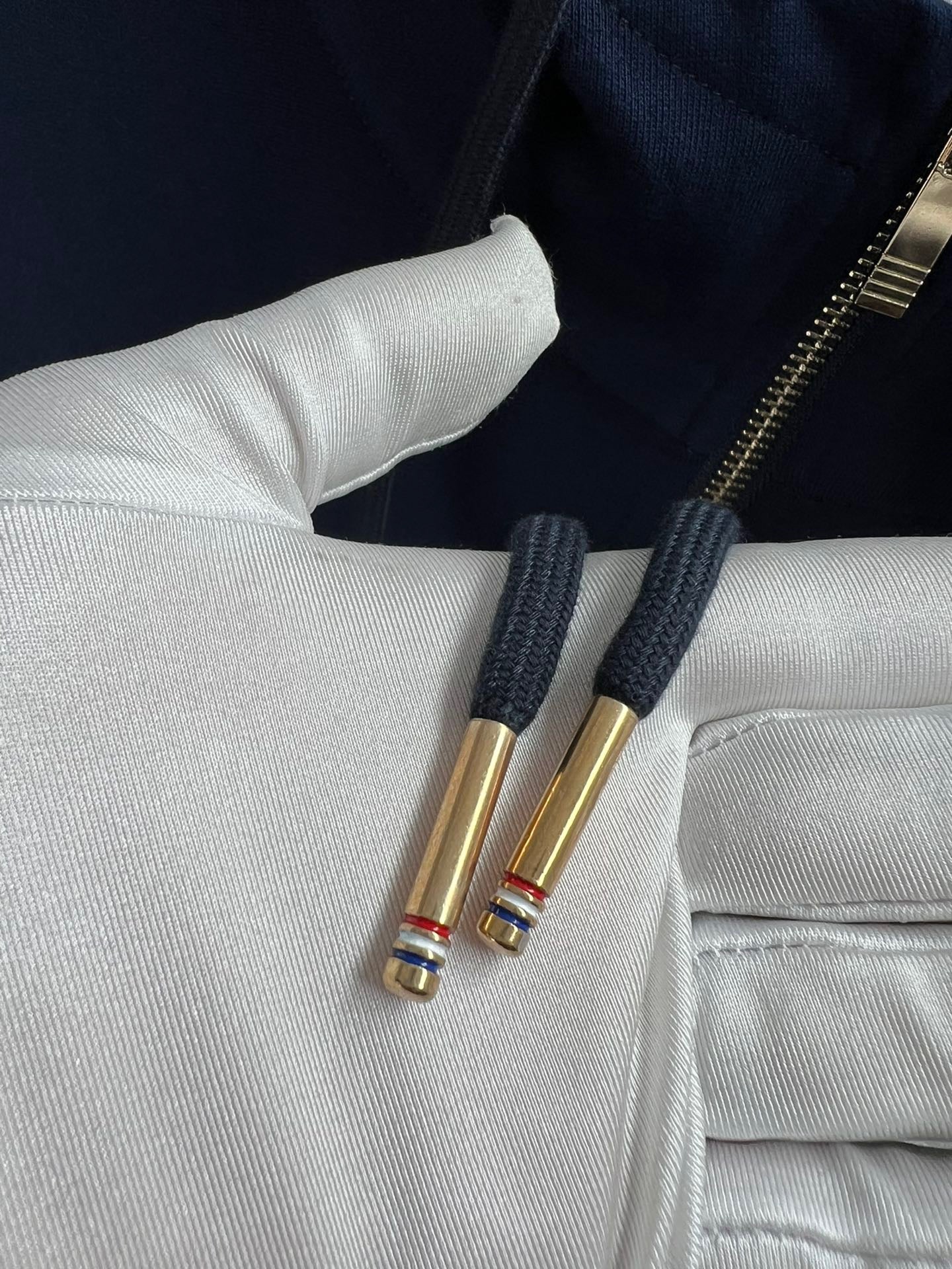 Dunkelblaue und schwarze Jacke