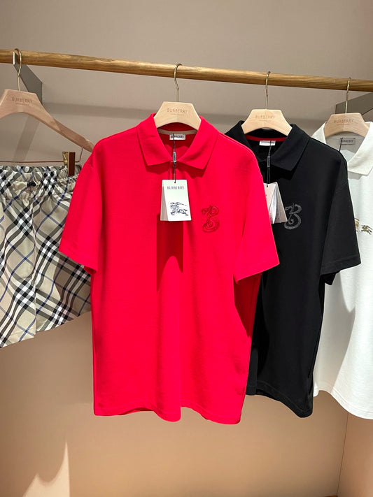 Rotes und schwarzes T-Shirt